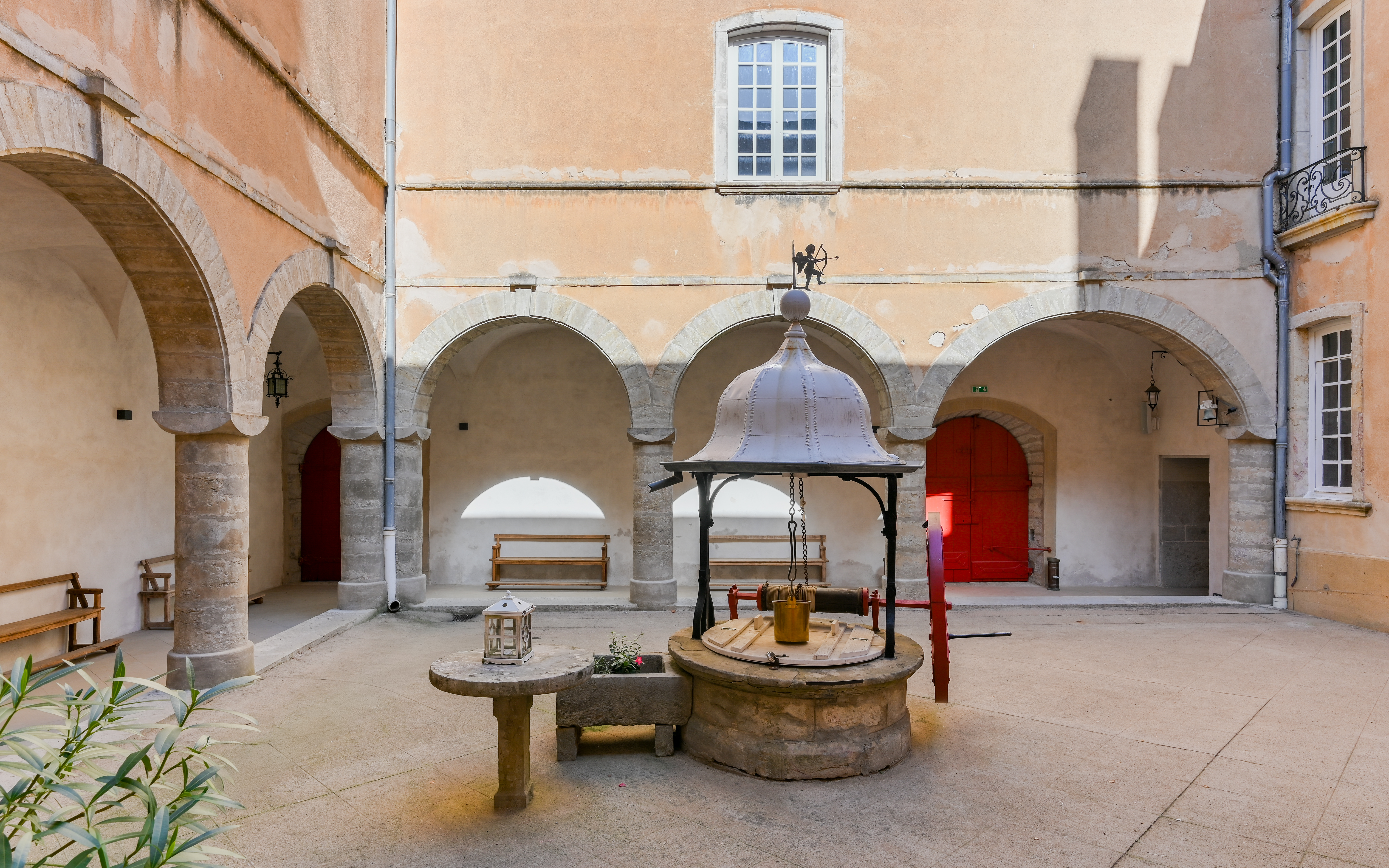 Château de la Barollière, Cours intérieure