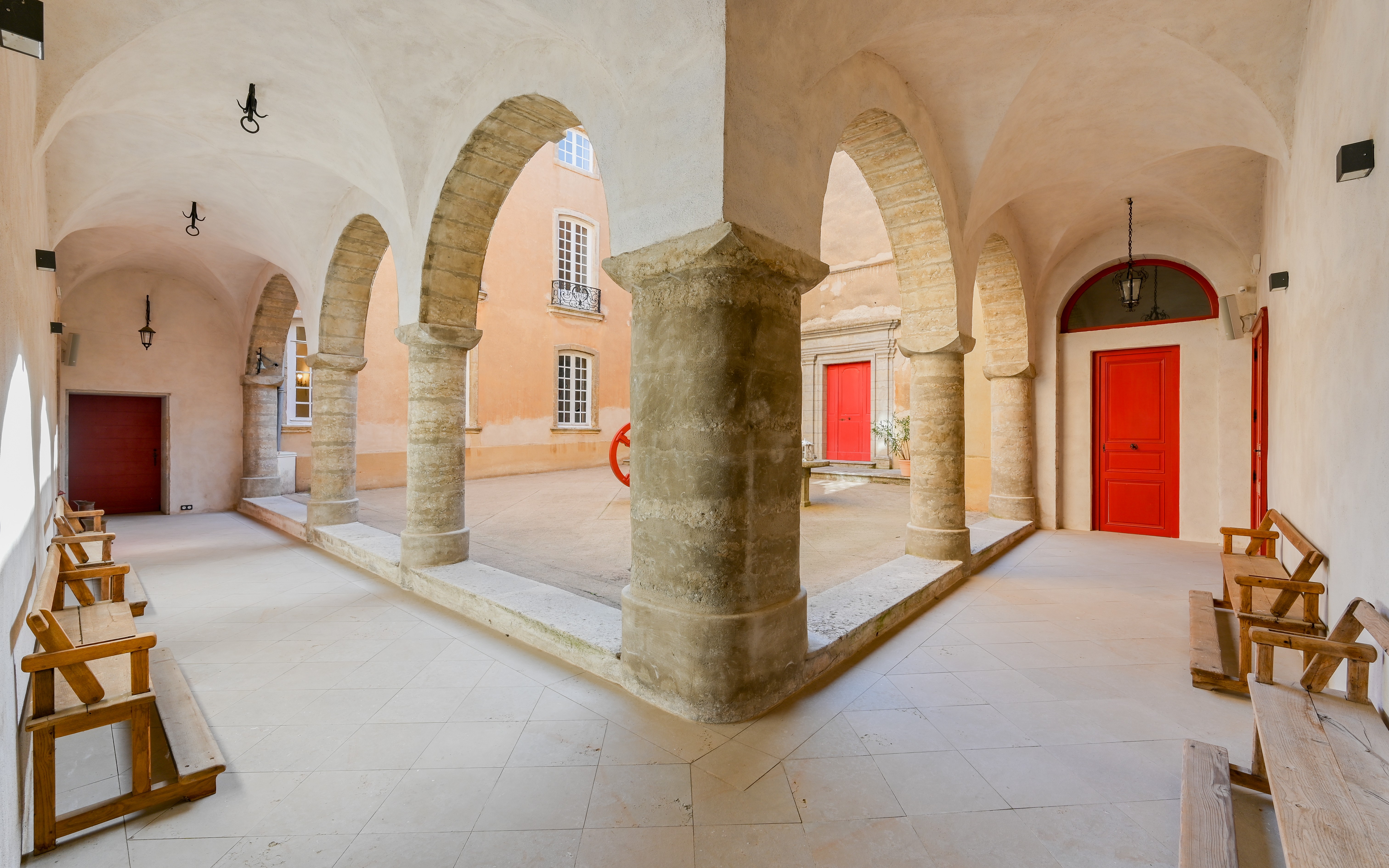Le château de la Baroliière - Cours intérieure