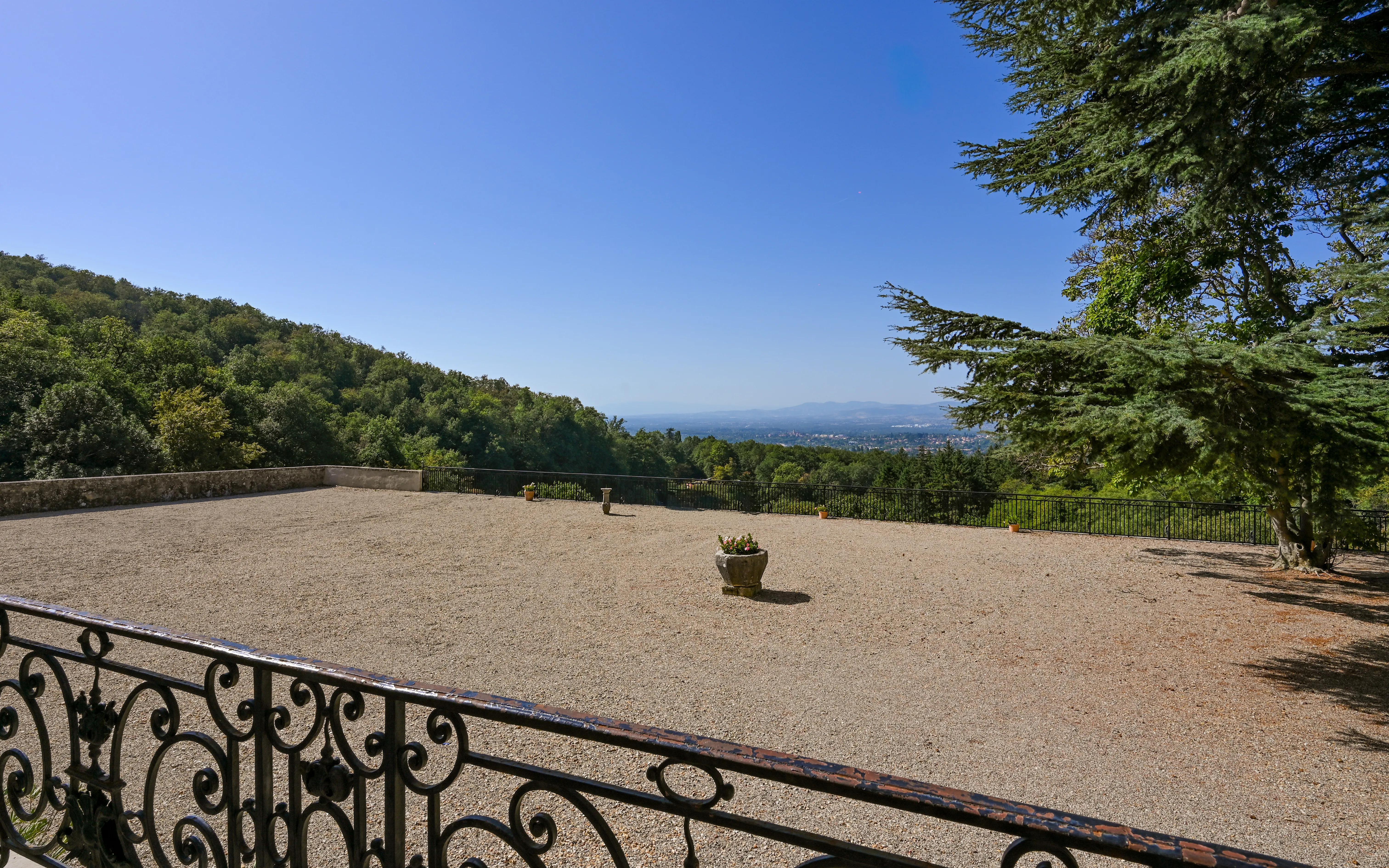 Grande terrasse du château de la Barollière